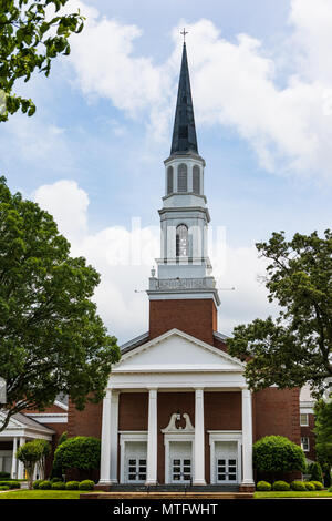 HICKORY, NC, USA-27 MAI 18 : La première église baptiste, au centre-ville. Banque D'Images