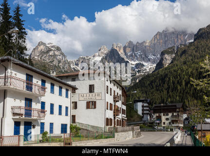 Village italien Alleghe et montagne Civetta en arrière-plan, Dolomites, Italie Banque D'Images