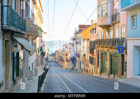 Rue de la vieille ville historique de Lisbonne. Portugal Banque D'Images