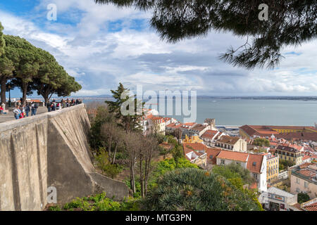 Vue sur la ville depuis les murs de la ville historique de Castelo de Sao Jorge, Lisbonne, Portugal Banque D'Images