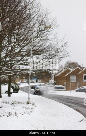 Chute de neige dans les rues de Basildon, Essex, Royaume-Uni Banque D'Images