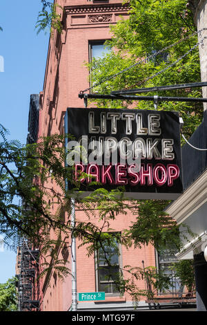 Peu Cupcake Bake Shop Sign in NoLita, NYC, USA Banque D'Images