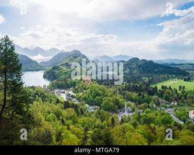 Vue sur Château de Hohenschwangau et Alpsee, Bavière, Allemagne Banque D'Images