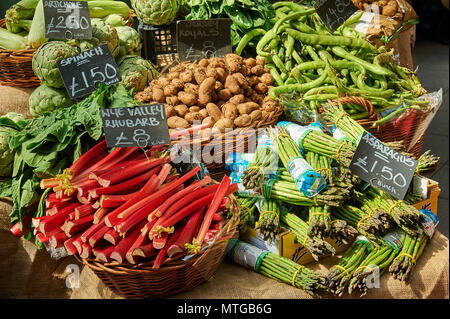 Les fruits et légumes en vente à Borough Market, London Banque D'Images