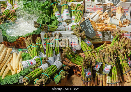 Les fruits et légumes en vente à Borough Market, London Banque D'Images