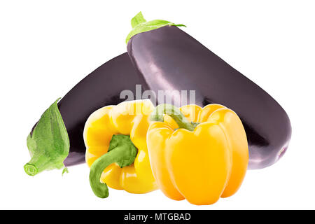 Aubergine isolés. Aubergines poivrons frais et bell over white background with clipping path comme un élément de la conception de l'emballage, du supermarché et des flyers Banque D'Images