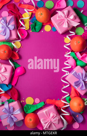 Composition décorative quatre boîtes de cadeaux de Satin Oranges Confettis anniversaire Serpentine. La vue d'en haut Banque D'Images