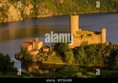 Saint-Just-Saint-Rambert, France - 15 mai 2018 : propriété privée, le château de Grangent se dresse sur une île dans le lac artificiel résultant de la bu Banque D'Images