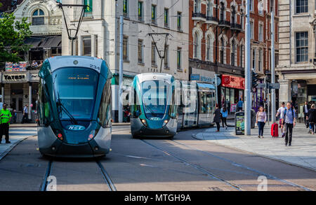 Paire de trams passant à la place du vieux marché, prises à Nottingham, Nottinghamshire, Angleterre le 24 mai 2018 Banque D'Images