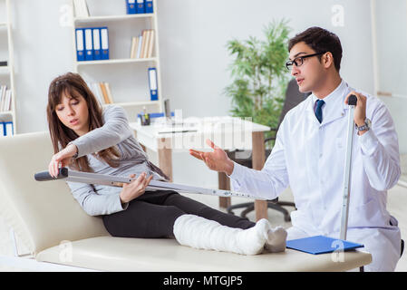 Doctor examining patient avec jambe cassée Banque D'Images