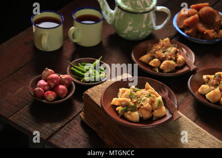 Tahu Gejrot Cirebon. L'alimentation de rue populaire plat de pâte de soja frit écrasé avec l'échalote, le piment et la sauce soja. Banque D'Images