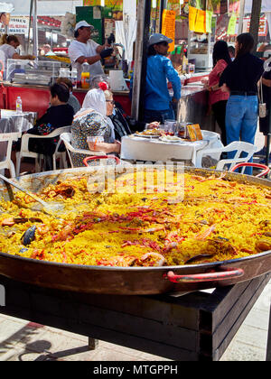 Madrid, Espagne - 15 mai 2018. Habillés comme des citoyens Chulapos manger la Paella espagnole dans un stand à gastronomique fête de San Isidro Labrador, dans Prader Banque D'Images