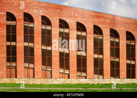 Ancien bâtiment industriel en brique rouge sur fond de ciel bleu Banque D'Images