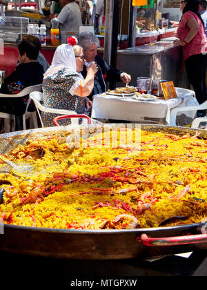 Madrid, Espagne - 15 mai 2018. Habillés comme des citoyens Chulapos manger la Paella espagnole dans un stand à gastronomique fête de San Isidro Labrador, dans Prader Banque D'Images