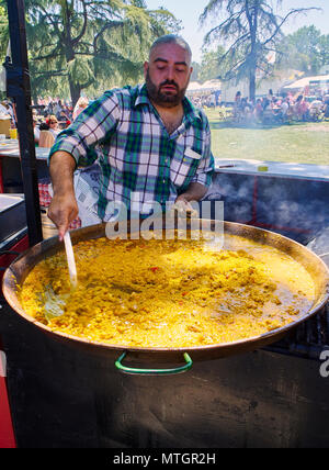 Madrid, Espagne - 15 mai 2018. La Paella espagnole en cours. Un cuisinier cuisine une paella à la foire gastronomique. Banque D'Images