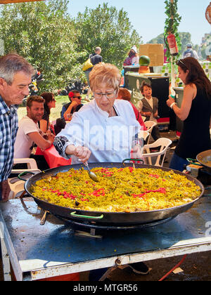 Madrid, Espagne - 15 mai 2018. La Paella espagnole en cours. Une dégustation cook leur Paella lors d'une foire gastronomique. Banque D'Images