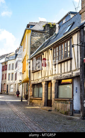 Le long d'une rue presque silencieux sur les niveaux supérieurs de Morlaix, le Violin Maker's shop est maintenant fermée et les stores sont tirés vers le bas. Banque D'Images