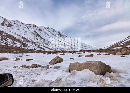 Convoi de camions sur le col de montagne Chang la à Ladakh Banque D'Images