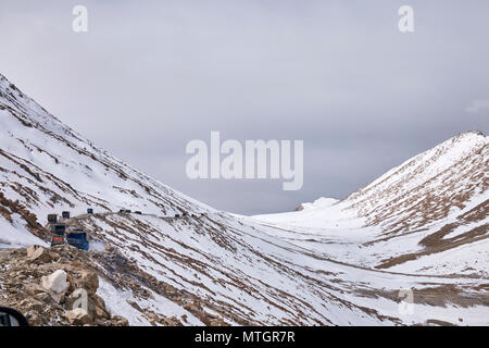 Convoi de camions sur le col de montagne Chang la à Ladakh Banque D'Images