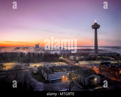 Beau lever de soleil à Niagara Falls, Ontario, Canada montrant une vue panoramique en hiver avec la tour Skylon Banque D'Images