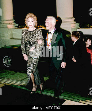 Washington, DC. 12-4-1994 Kennedy Center Honors réception à la Maison Blanche organisé par le président William Jefferson Clinton et la première dame Hillary Rodham Clinton. Kirk Douglas avec son épouse Anne Buydens et son fils Eric arrivent à l'Amérique du Protico de la Maison Blanche pour assister à la réception pour le Centre Kennedy. Credit : Mark Reinstein /MediaPunch Banque D'Images