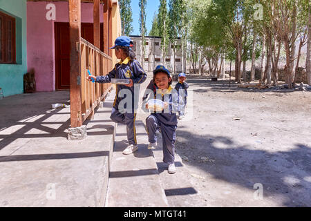 Diskit village school kids à l'heure du déjeuner le Ladakh Banque D'Images