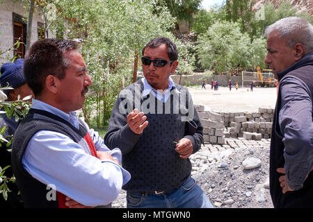 L'équipe de construction à l'école du village de Hanoo-Yogma Ladakh Banque D'Images