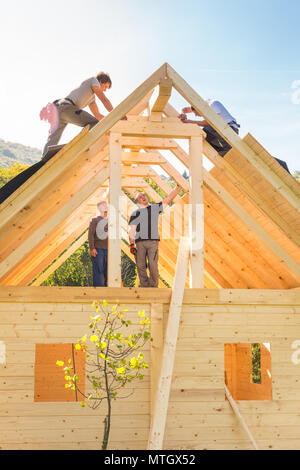Les constructeurs à travailler avec toiture en bois de construction. Banque D'Images