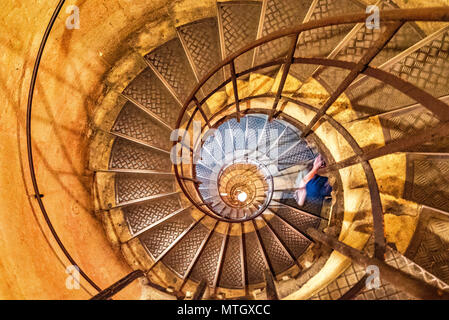 Les touristes sur l'escalier menant au sommet de l'Arc de Triomphe Banque D'Images