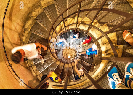 Les touristes sur l'escalier menant au sommet de l'Arc de Triomphe Banque D'Images