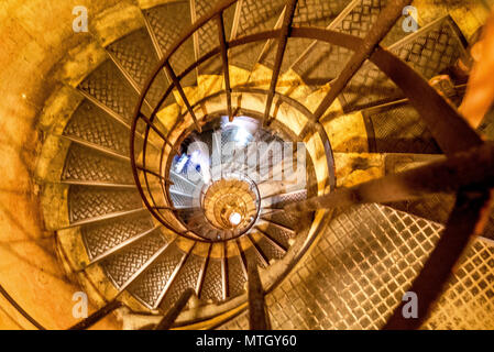 Les touristes sur l'escalier menant au sommet de l'Arc de Triomphe Banque D'Images