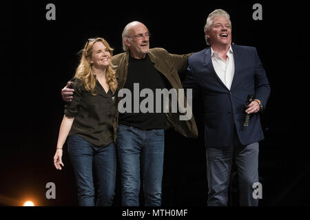 Acteurs (L,C,R) Lea Thompson, Christopher Lloyd, Thomas Wilson de retour vers le futur films réunir avec des sourires au Calgary Entertainment Expo comprend : Lea Thompson, Christopher Lloyd, Thomas Wilson Où : Calgary, Canada Quand : 27 Avr 2018 Crédit : WENN.com Banque D'Images