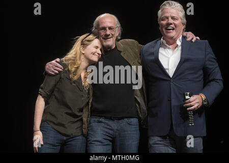 Acteurs (L,C,R) Lea Thompson, Christopher Lloyd, Thomas Wilson de retour vers le futur films réunir avec des sourires au Calgary Entertainment Expo comprend : Lea Thompson, Christopher Lloyd, Thomas Wilson Où : Calgary, Canada Quand : 27 Avr 2018 Crédit : WENN.com Banque D'Images