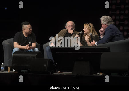 Acteurs (L,C,R) Lea Thompson, Christopher Lloyd, Thomas Wilson de retour vers le futur films réunir avec des sourires au Calgary Entertainment Expo comprend : Lea Thompson, Christopher Lloyd, Thomas Wilson Où : Calgary, Canada Quand : 27 Avr 2018 Crédit : WENN.com Banque D'Images