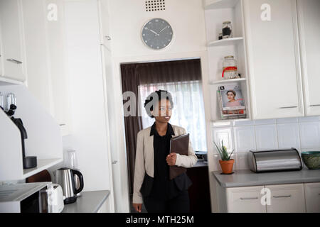 Agent immobilier standing in kitchen Banque D'Images