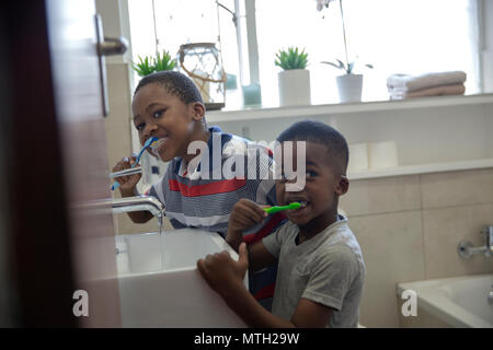 Les garçons se brosser les dents dans la salle de bains Banque D'Images