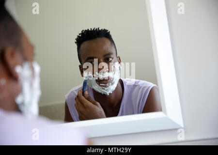 Dans le miroir de rasage homme Banque D'Images