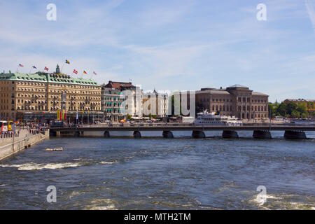 Voir d'Strombron (le ruisseau Bridge) en face du Grand Hôtel de Stockholm, Suède Banque D'Images