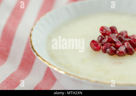 Riz au lait traditionnel turc..Il y a la grenade sur le Puding Riz.Close-up Banque D'Images