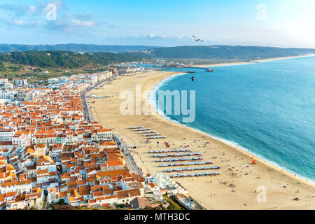 Aperçu de la ville et la plage de Nazaré. Leiria, Portugal Banque D'Images