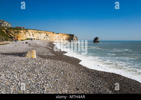 La plage et les enterrements de Rock à Freshwater Bay, Isle of Wight, Hampshire, Royaume-Uni. Banque D'Images