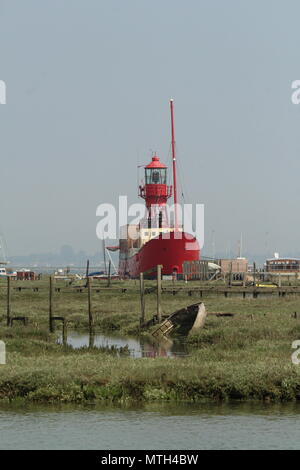 À l'état lège rouge Tollesbury Wick marina vue de l'ensemble du marais salant. L'espace pour copier. Pas de biens ou de modèle de presse. Banque D'Images