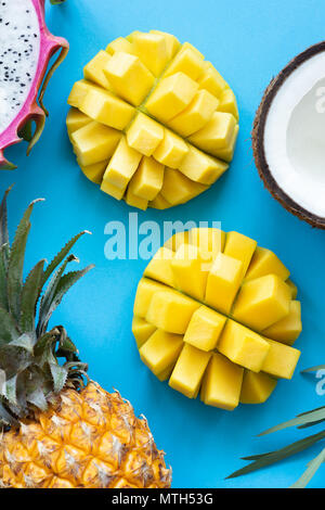 Fruits tropicaux frais sur fond bleu. Mise à plat de fruits exotiques. Concept à la mode pop art Banque D'Images