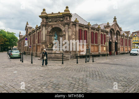 Un marché couvert dans le village de Colmar, Alsace, France. Le marché couvert de Colmar a été construit en 1864-1865. Le projet a été conçu par l'Alsatia Banque D'Images