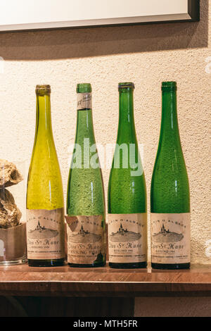 Collecte des bouteilles de vin Trimbach dans la salle de dégustation, France, Alsace. 25 juillet 2017 Banque D'Images