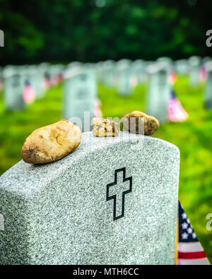 Tombes décorées d'entre nous membres du service militaire à un cimetière de Virginie. Banque D'Images