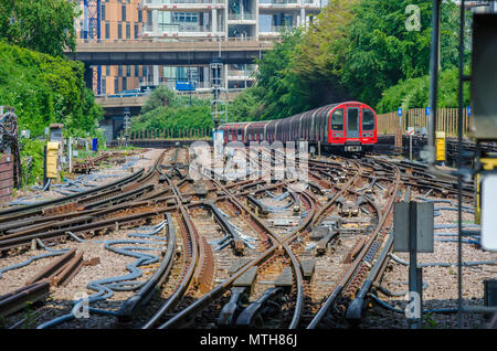 Les trains d'un départ depuis la station de métro de la ville blanche navigation dans un tableau de points et de lignes. Banque D'Images