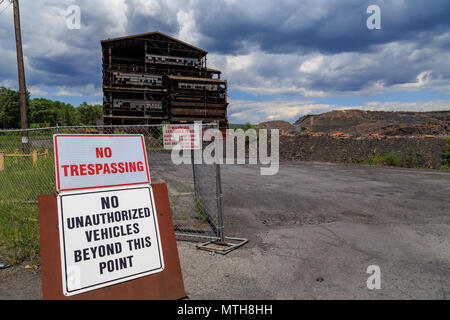 Mahanoy City, PA, USA - 22 juin 2016 : pas de signes d'intrusion lors d'une détérioration de la coal breaker construit et utilisé pour traiter l'anthracite. Banque D'Images