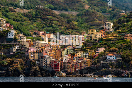 Petit village sur la colline escarpée de la côte en italie Banque D'Images