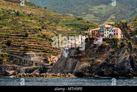 Petit village sur la colline escarpée de la côte en italie Banque D'Images